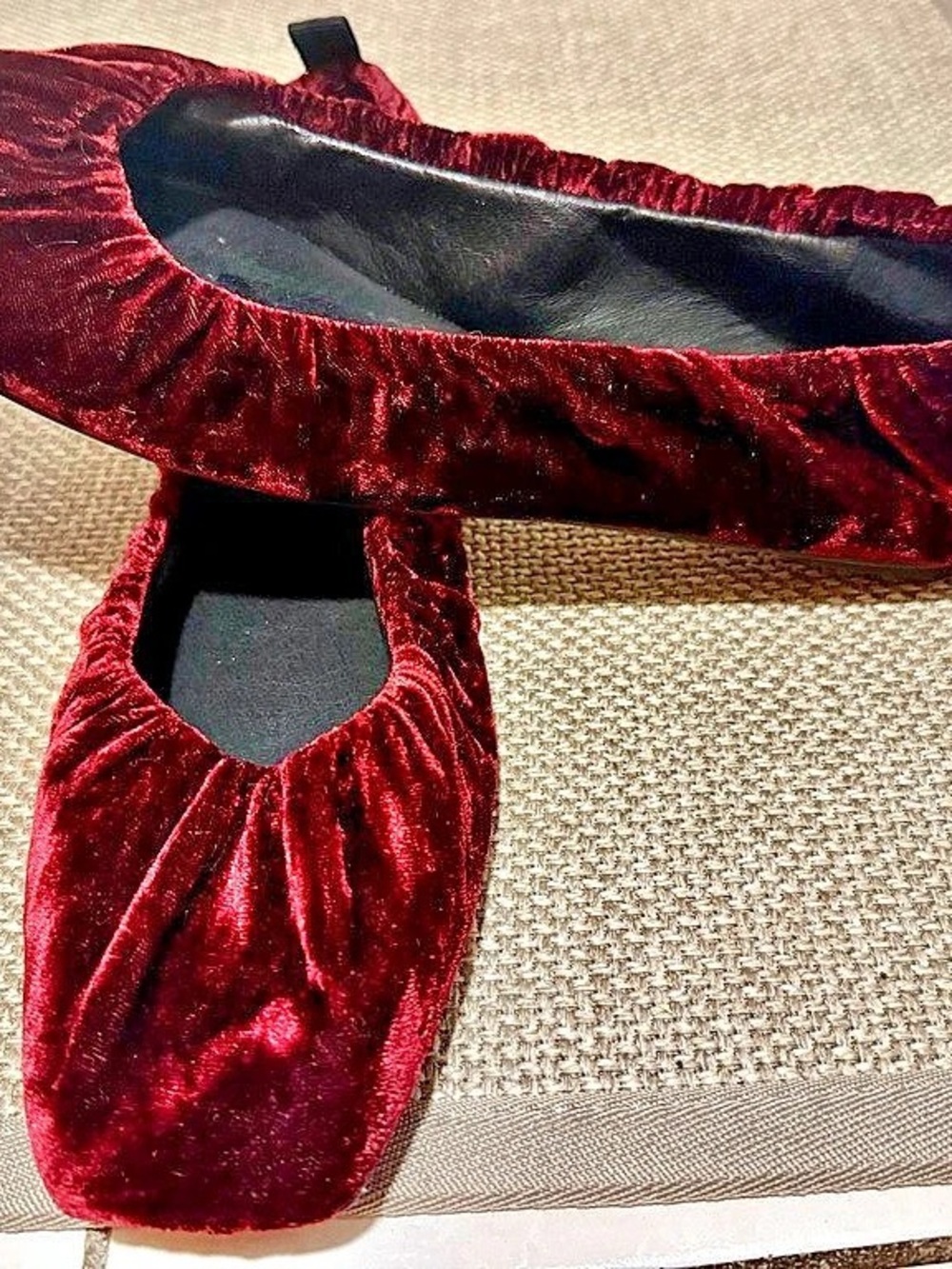 Vince Camuto Verline Burgundy Velvet Ballet Flats 10M 41.5 Red